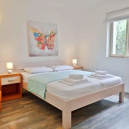 In Starigrad-paklenica 34801 Apartamento
